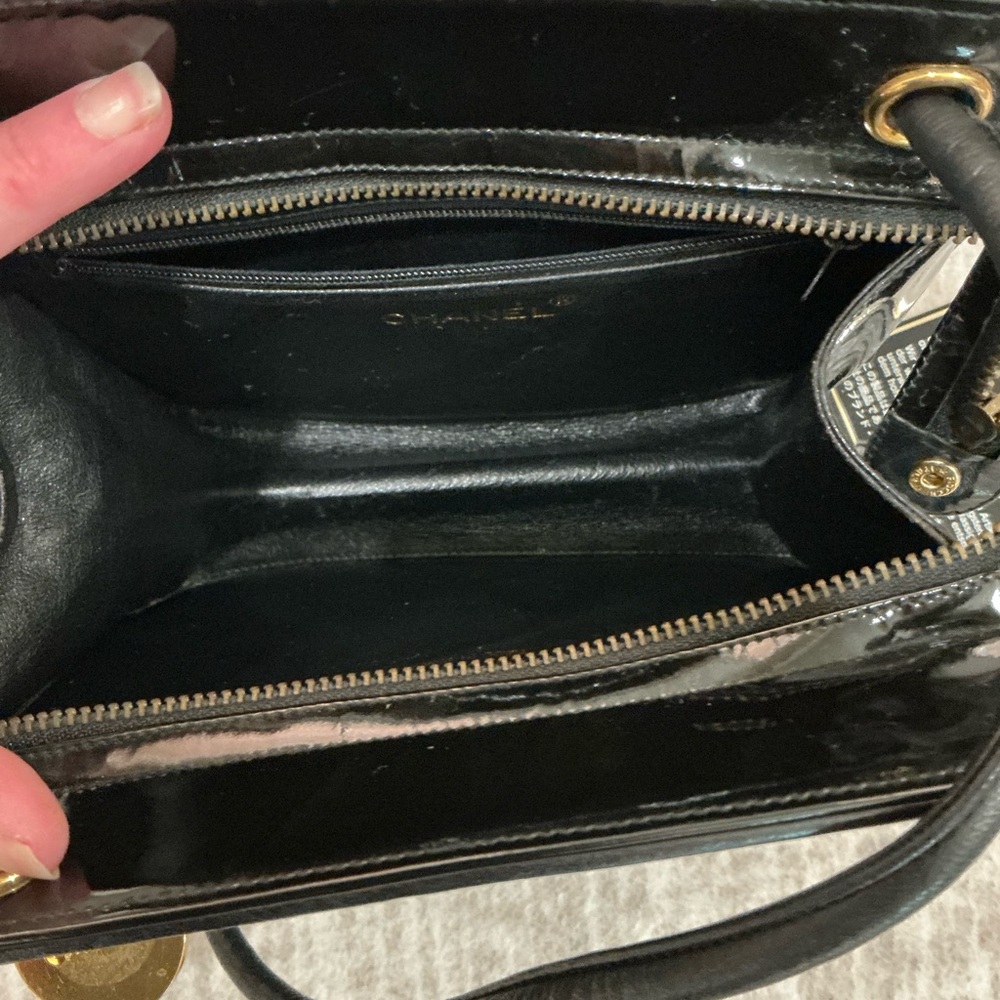 ✨💎1989-1991✨💎 CHANEL SERIES ONE 💎V STITCH ENAMEL COCO MARK BAG W/ CARD/COA/DUSTY - Picture 13 of 16
